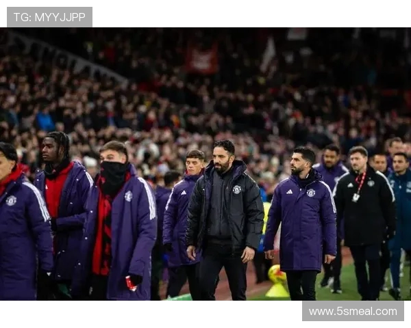 以B费看台戴帽观战为引曼联英超近五战未首发全败败因浮现红魔